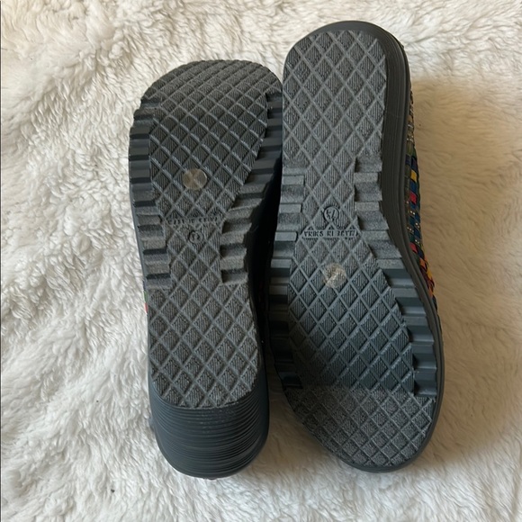 St. John's Bay Gray and Yellow Flats with Woven Design (NWOT) - Picture 7 of 8